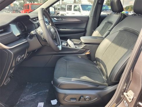 New 2025 Jeep Grand Cherokee L Altitude image 4