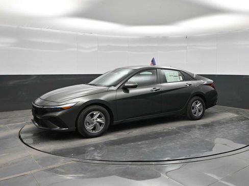 New 2026 Hyundai Elantra SE FWD image 4