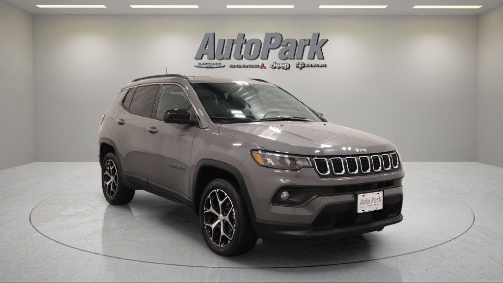 Used 2024 Jeep Compass Latitude AWD/4WD image 2