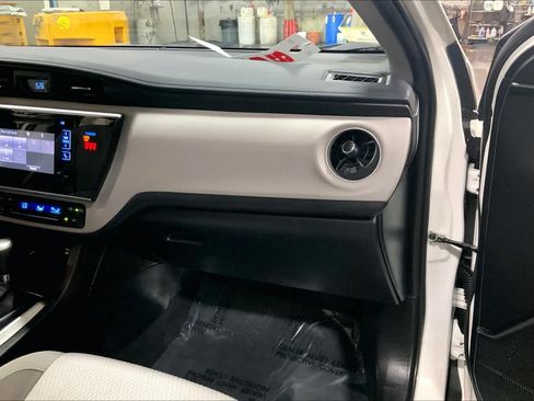 Used 2018 Toyota Corolla LE FWD image 19