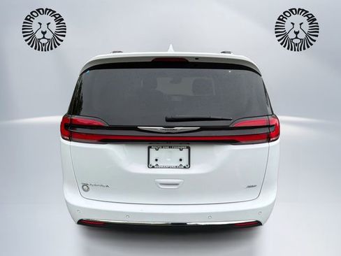 Used 2021 Chrysler Pacifica Touring-L AWD/4WD image 6