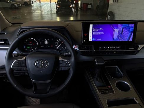 Used 2026 Toyota Sienna XLE FWD image 17