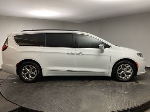 Used 2022 Chrysler Pacifica Limited image 8
