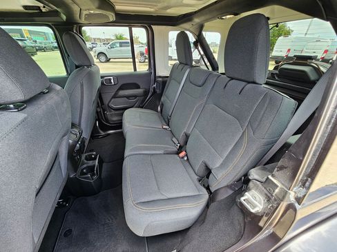 Used 2025 Jeep Wrangler Unlimited Sahara AWD/4WD image 27