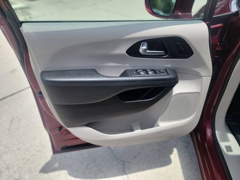 Used 2020 Chrysler Pacifica Limited FWD image 9