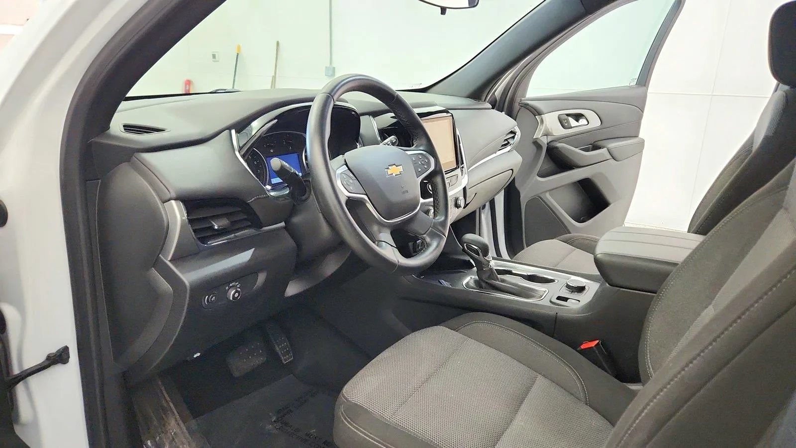Used 2023 Chevrolet Traverse LT FWD image 14