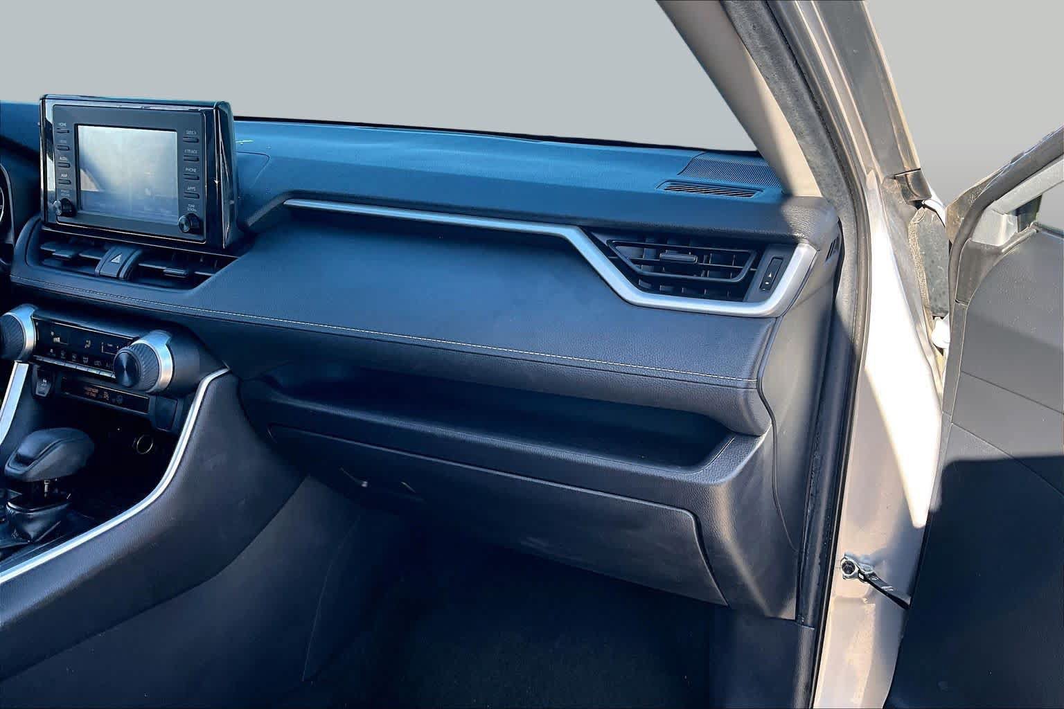 Used 2019 Toyota RAV4 LE FWD image 16