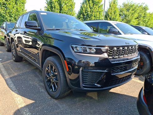 New 2026 Jeep Grand Cherokee Altitude AWD/4WD image 2
