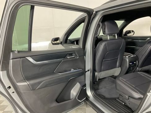 Used 2025 GMC Acadia Elevation w/ Elevation Premium Package FWD image 33