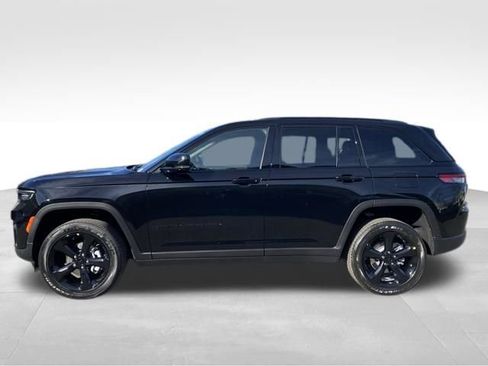 New 2025 Jeep Grand Cherokee Altitude image 8