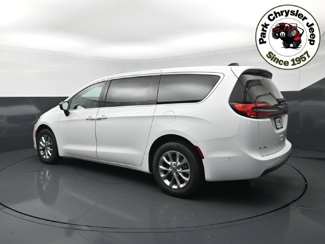 Used 2024 Chrysler Pacifica Touring-L AWD/4WD image 4