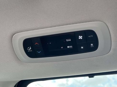 Used 2024 Chrysler Pacifica Touring-L FWD image 19