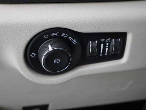 Used 2023 Chrysler Pacifica Touring-L FWD image 23