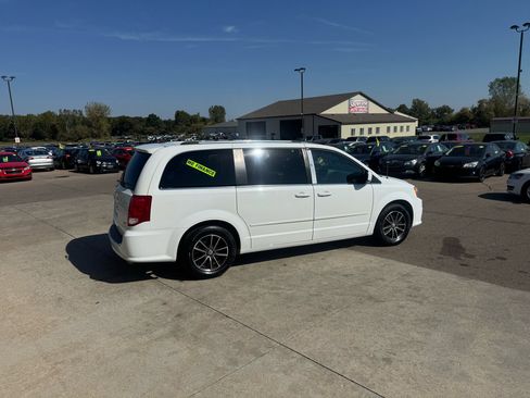 Used 2017 Dodge Grand Caravan SXT image 5