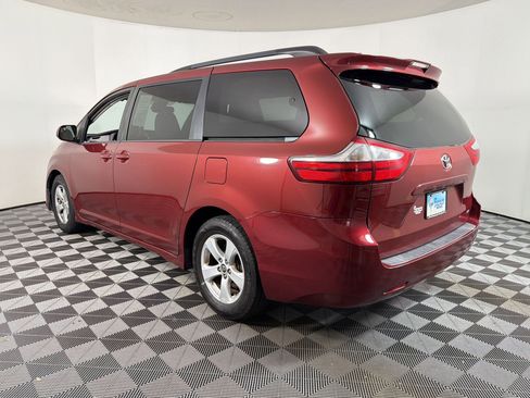 Used 2018 Toyota Sienna LE FWD image 2