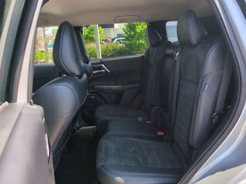 Used 2025 Mitsubishi Outlander SE image 14