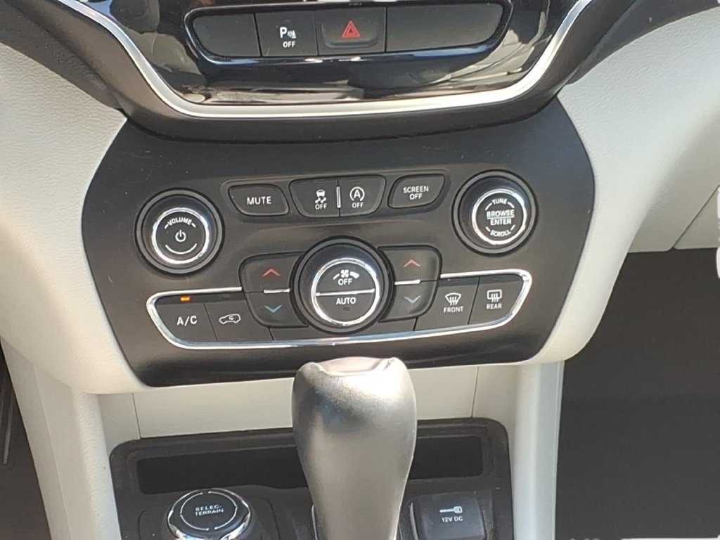 Used 2019 Jeep Cherokee Limited AWD/4WD image 12