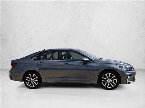 Used 2025 Volkswagen Jetta SE FWD image 4