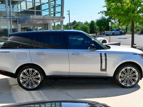 Used 2025 Land Rover Range Rover SE AWD/4WD image 4