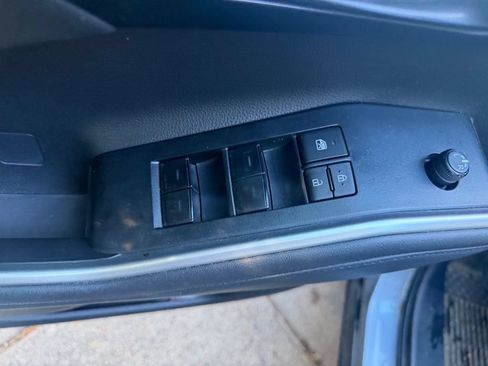 Used 2023 Toyota Highlander XLE FWD image 11