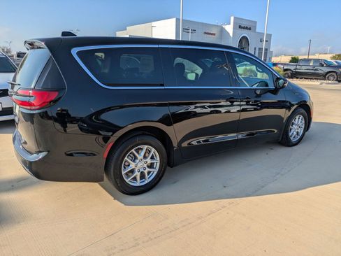 New 2026 Chrysler Pacifica Select image 2