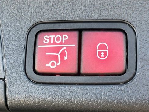 Used 2024 Mercedes-Benz GLB 250 image 23