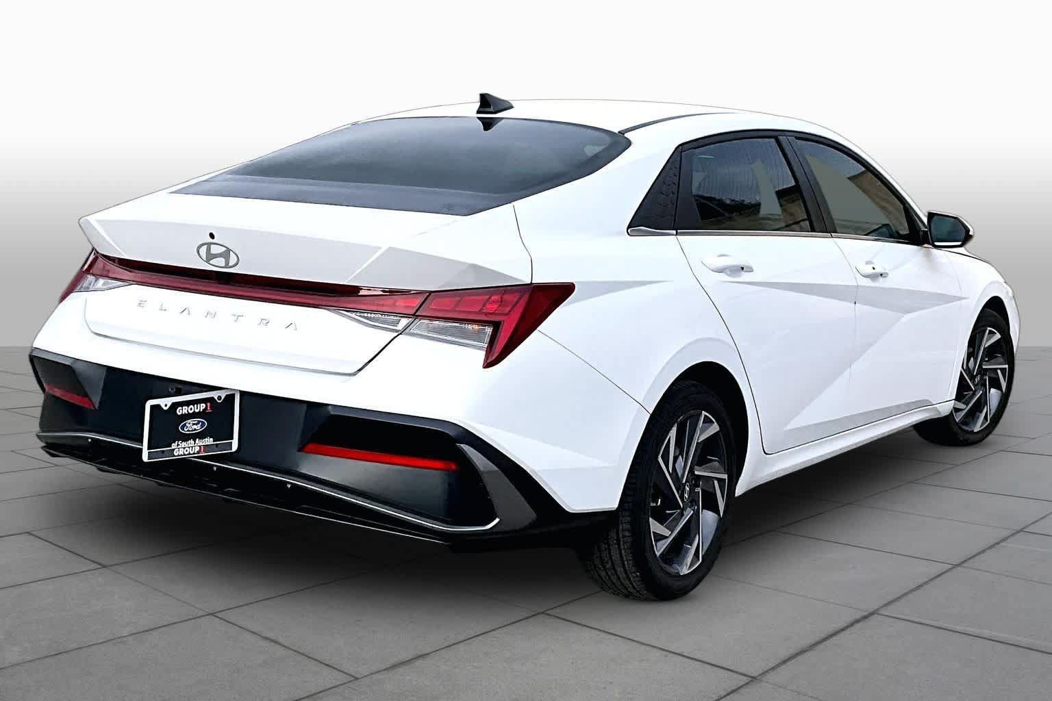 Used 2025 Hyundai Elantra SEL FWD image 13