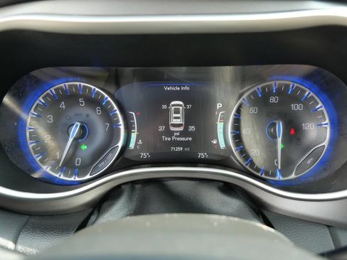 Used 2024 Chrysler Pacifica Touring-L FWD image 31