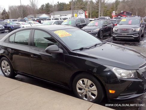 Used 2014 Chevrolet Cruze LS image 2