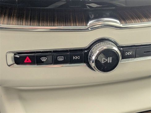 Used 2021 Volvo XC60 T5 Momentum w/ Protection Package Premier image 24