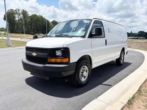 Used 2016 Chevrolet Express 2500 RWD image 3