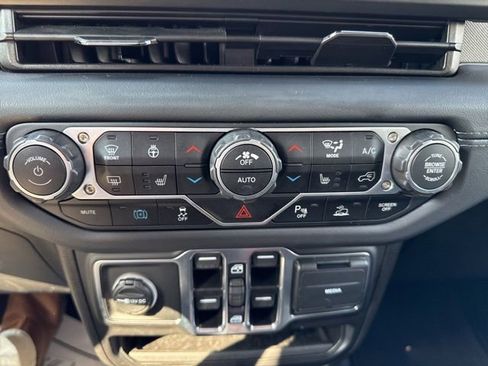 Used 2025 Jeep Wrangler Unlimited Sahara w/ Safety Group AWD/4WD image 41
