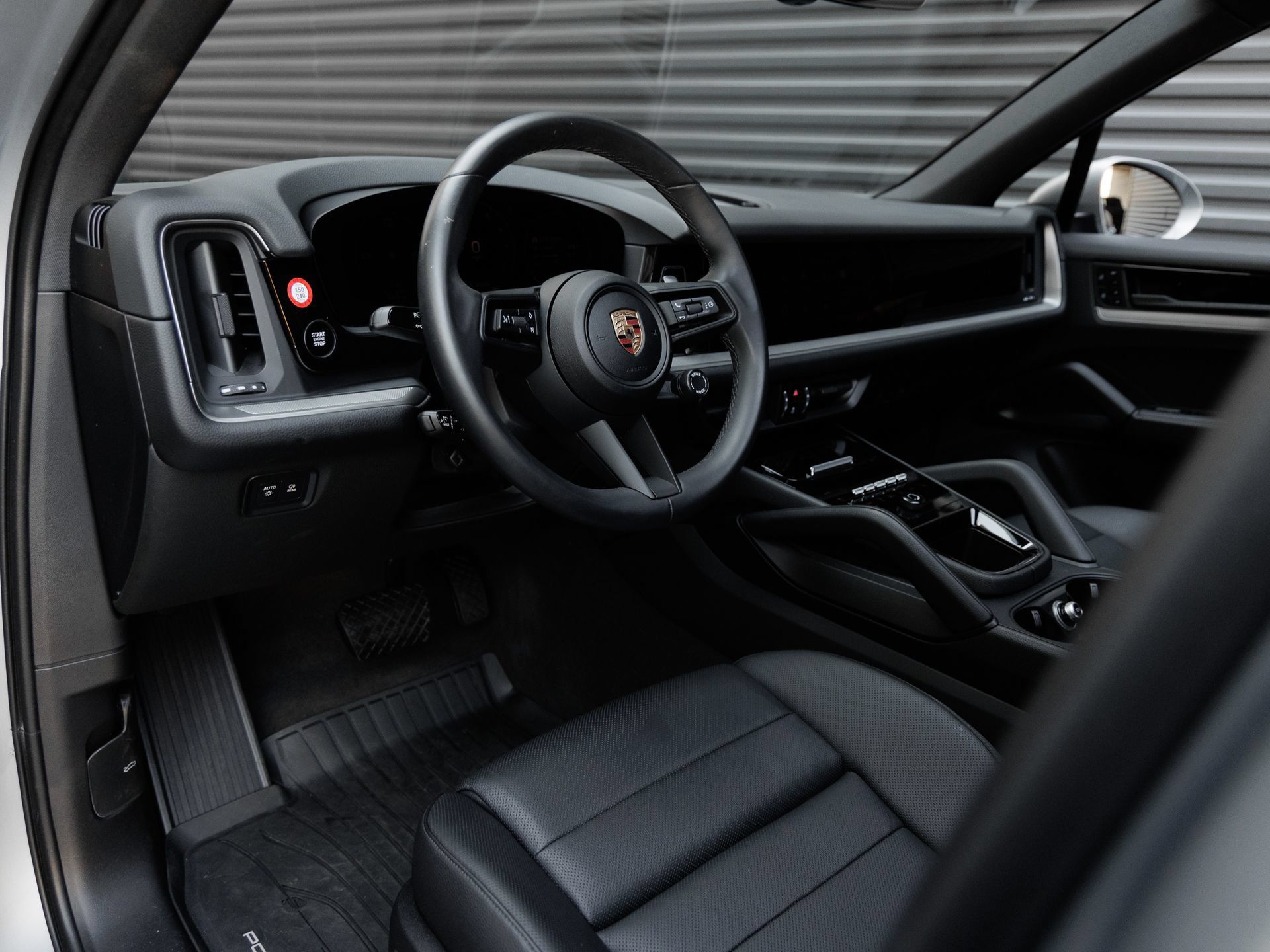 Certified 2025 Porsche Cayenne AWD/4WD image 4