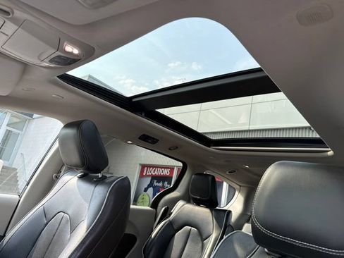 Used 2023 Chrysler Pacifica Limited FWD image 24