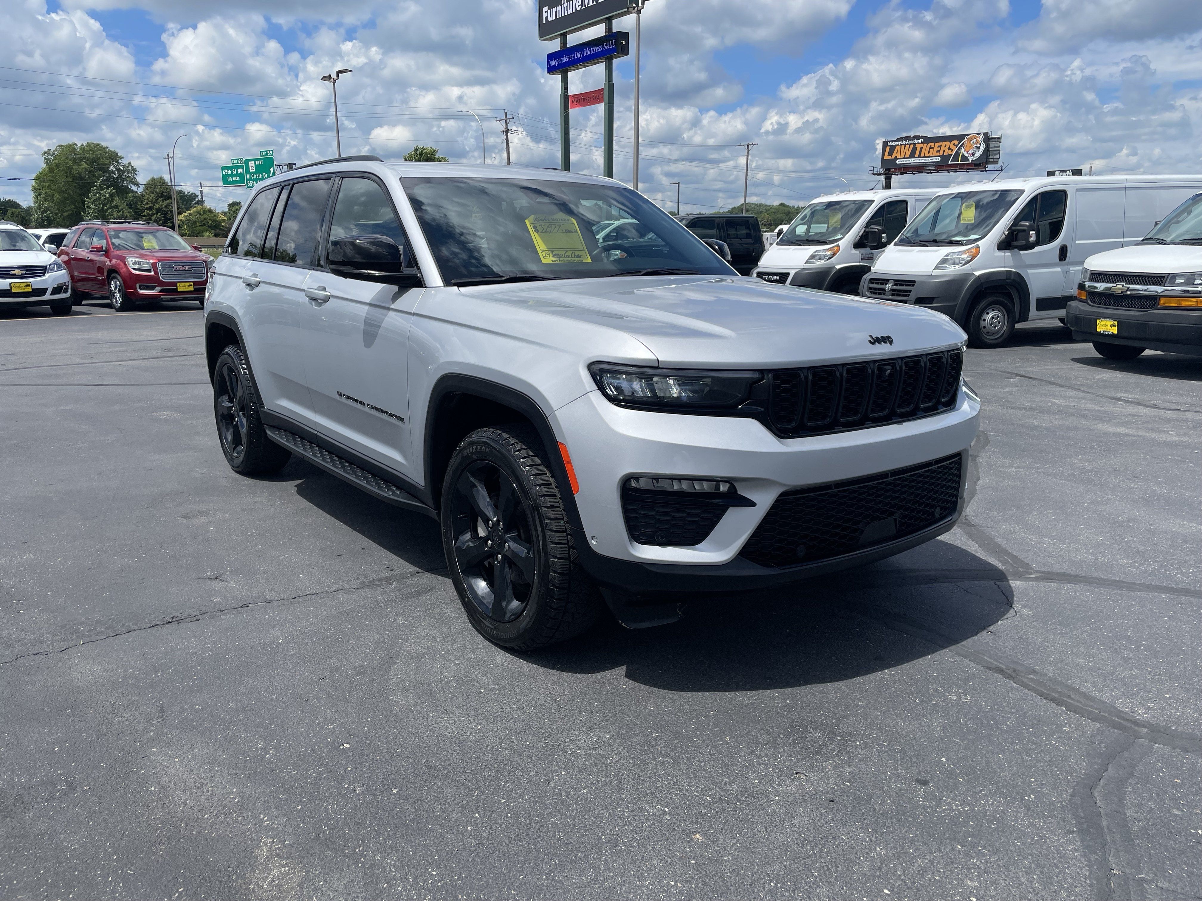 Used 2024 Jeep Grand Cherokee Limited w/ Luxury Tech Group II AWD/4WD image 2