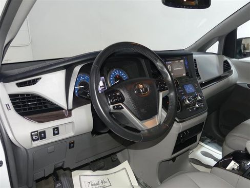Used 2017 Toyota Sienna XLE image 23