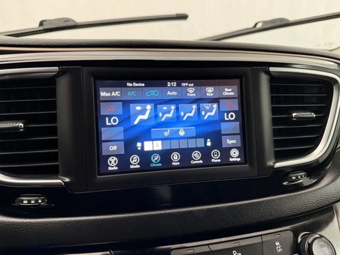 Used 2019 Chrysler Pacifica Touring-L FWD image 20
