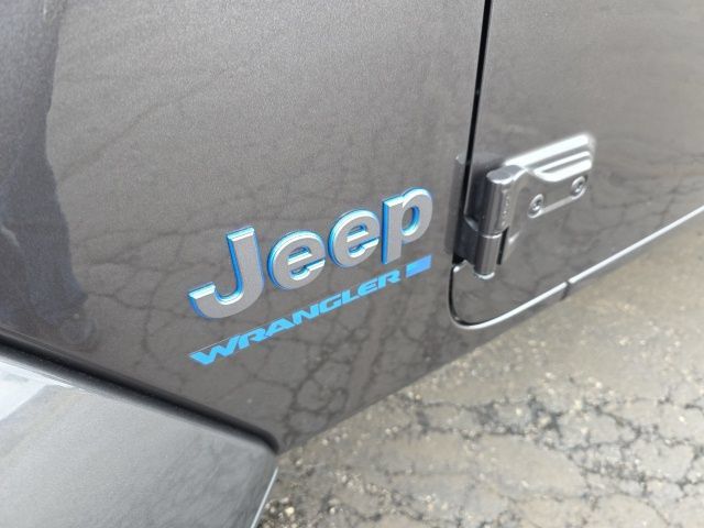Used 2025 Jeep Wrangler Unlimited Sahara w/ Safety Group AWD/4WD image 14