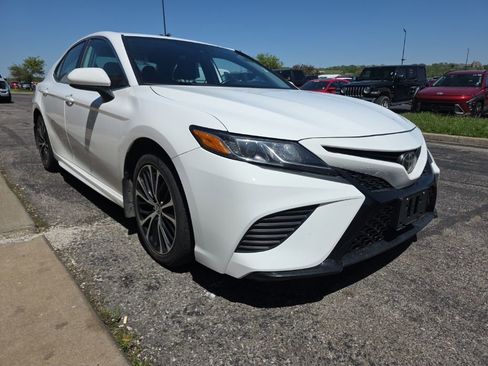 Used 2020 Toyota Camry SE FWD image 3