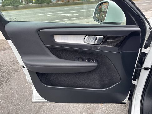 Used 2019 Volvo XC40 T5 Momentum image 27