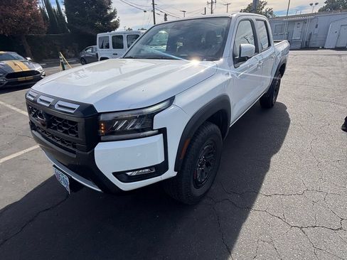 Used 2026 Nissan Frontier PRO-4X AWD/4WD image 3