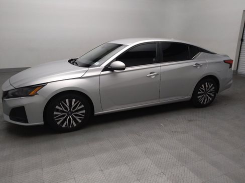 Used 2023 Nissan Altima 2.5 SV FWD image 2