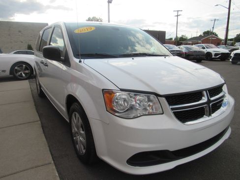 Used 2019 Dodge Grand Caravan SE FWD image 4
