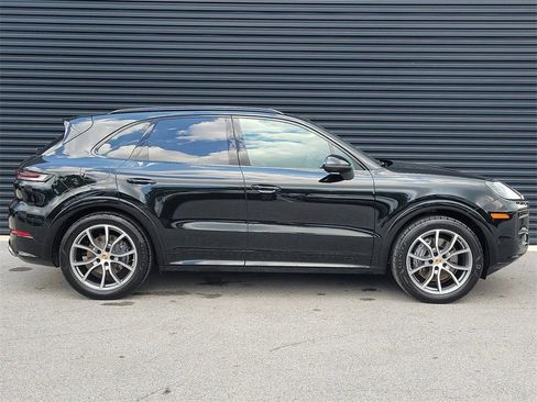 Used 2025 Porsche Cayenne image 8