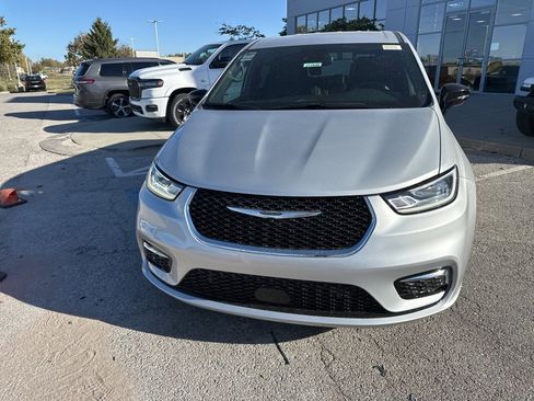 New 2026 Chrysler Pacifica Select image 10