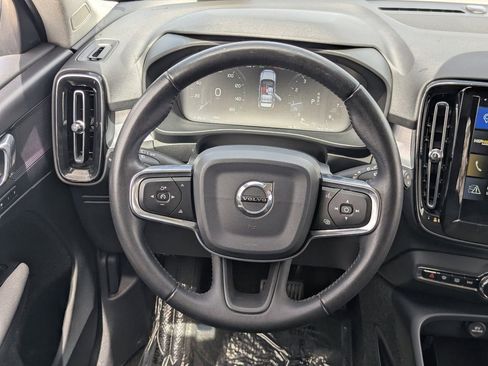 Used 2020 Volvo XC40 T4 Momentum w/ Protection Package Premier image 16