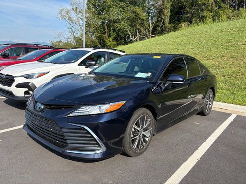 Used 2022 Toyota Camry XLE FWD image 3