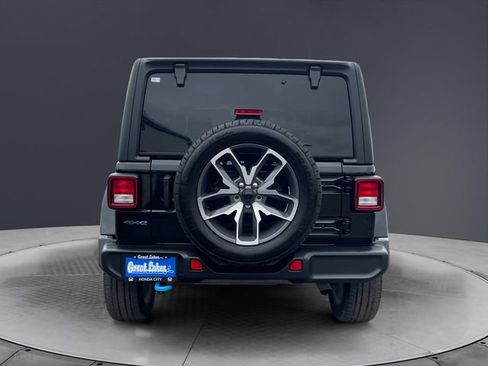 Used 2024 Jeep Wrangler Unlimited w/ Convenience Group AWD/4WD image 4