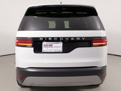 Used 2024 Land Rover Discovery S image 14