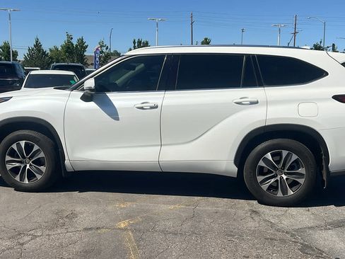 Used 2020 Toyota Highlander XLE AWD/4WD image 8